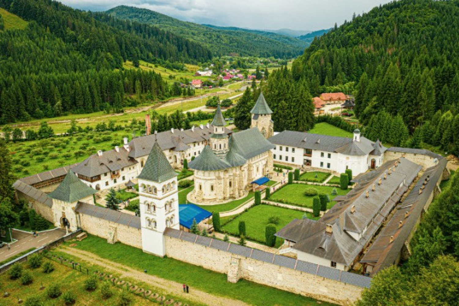 Descoperă Magia Mănăstirilor din Bucovina: Comorile UNESCO ale României